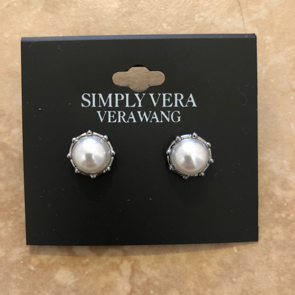 NEW Vera Wang pearl Earrings